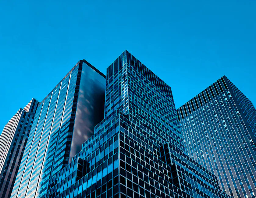 Edificios corporativos vistos desde abajo contra un cielo despejado